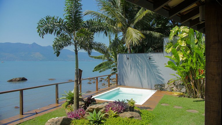 Casa pé na areia, piscina e 5 suítes em São Sebastião