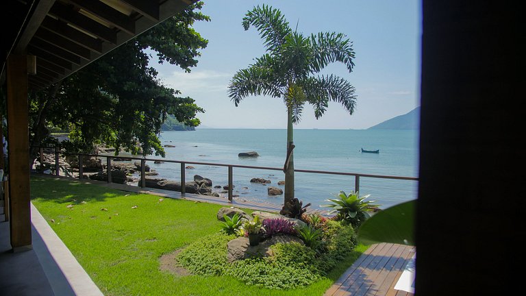 Casa pé na areia, piscina e 5 suítes em São Sebastião
