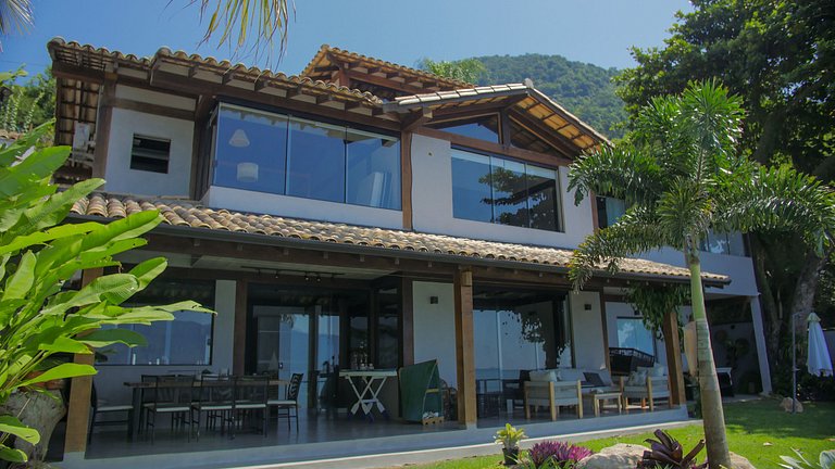 Casa pé na areia, piscina e 5 suítes em São Sebastião