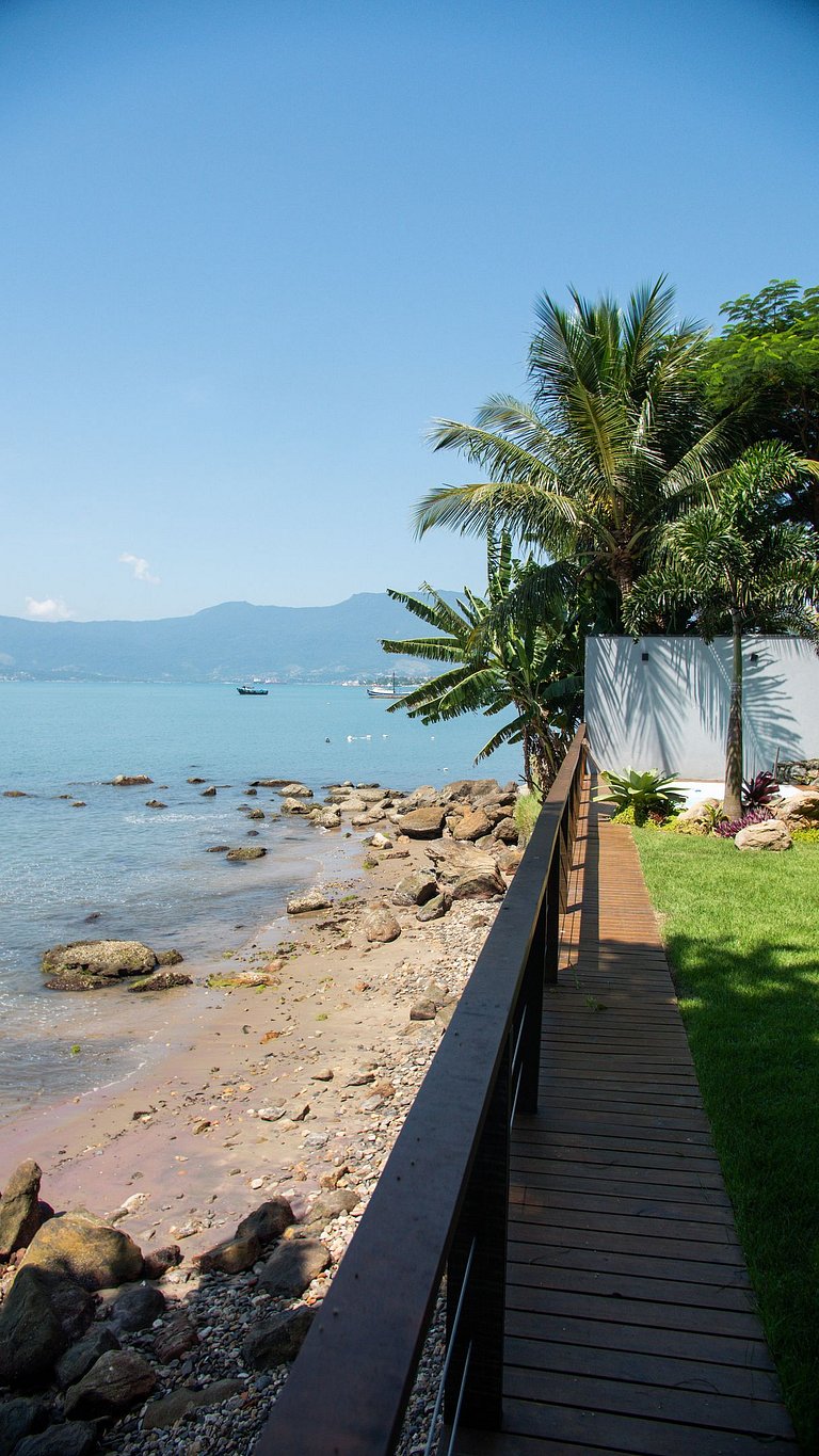 Casa pé na areia, piscina e 5 suítes em São Sebastião