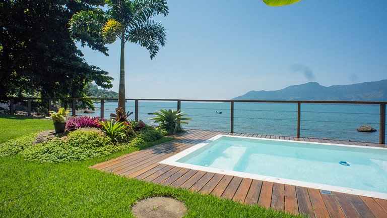 Casa pé na areia, piscina e 5 suítes em São Sebastião