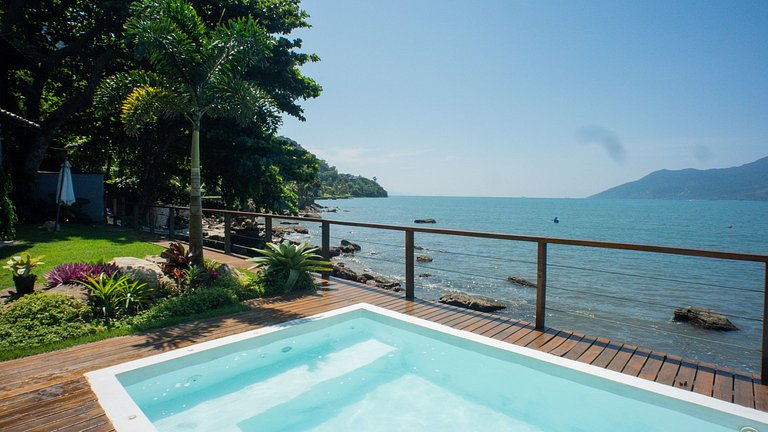 Casa pé na areia, piscina e 5 suítes em São Sebastião