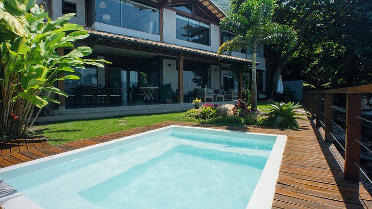 Casa pé na areia, piscina e 5 suítes em São Sebastião