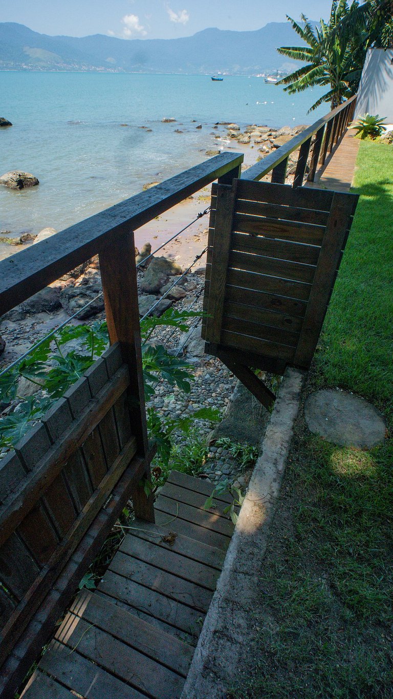 Casa pé na areia, piscina e 5 suítes em São Sebastião
