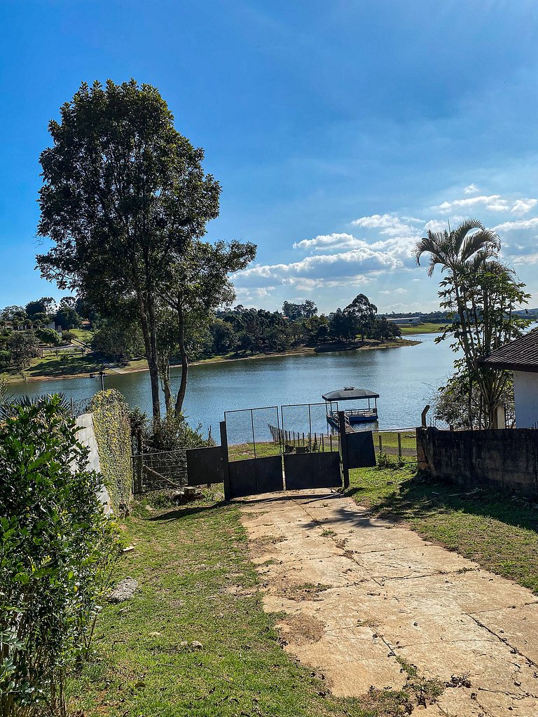Chácara com piscina ao lado da represa | Ibiúna