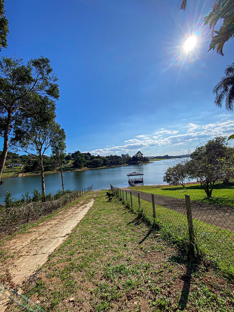 Chácara com piscina ao lado da represa | Ibiúna