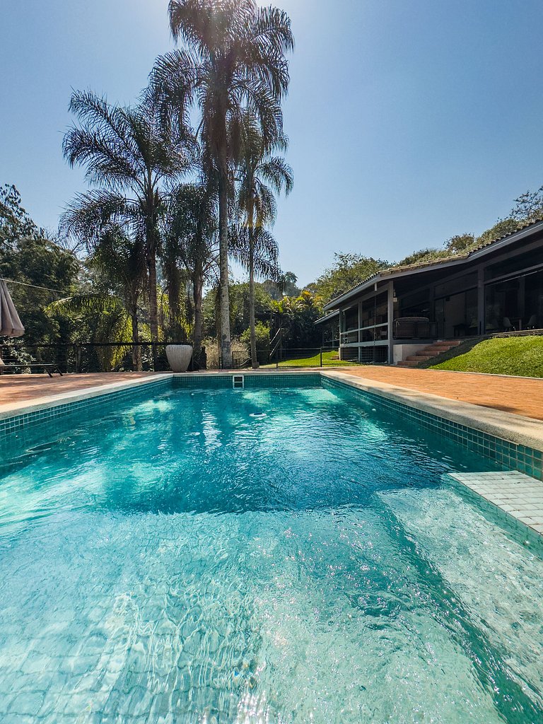 Casa térrea de alto padrão com piscina e cozinha de cinema n