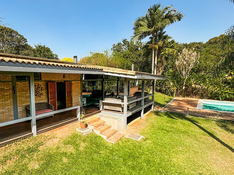 Casa térrea de alto padrão com piscina e cozinha de cinema n