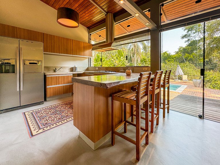 Casa térrea de alto padrão com piscina e cozinha de cinema n