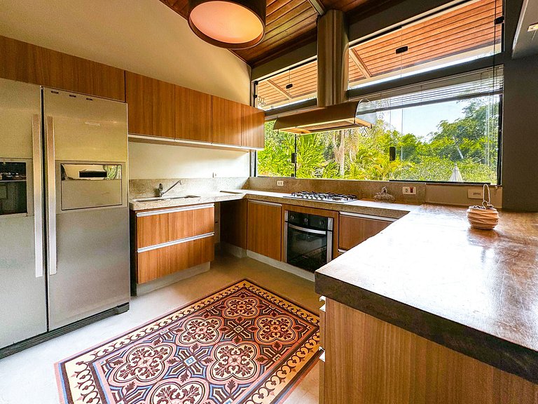 Casa térrea de alto padrão com piscina e cozinha de cinema n