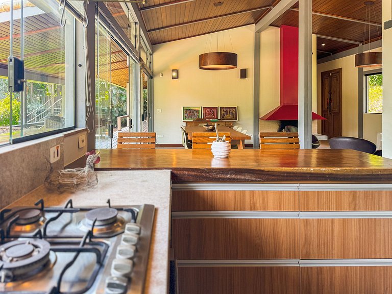 Casa Alto Padrão c/ Piscina e Cozinha de Cinema