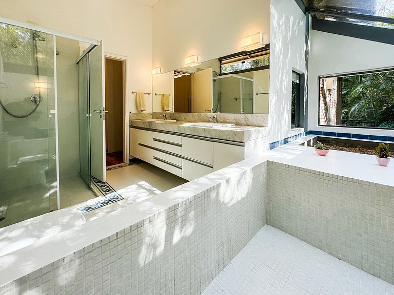 Casa térrea de alto padrão com piscina e cozinha de cinema n