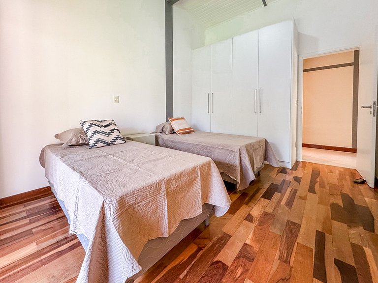 Casa térrea de alto padrão com piscina e cozinha de cinema n