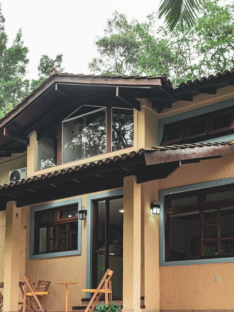 Chalé acolhedor em meio à natureza na Granja Viana