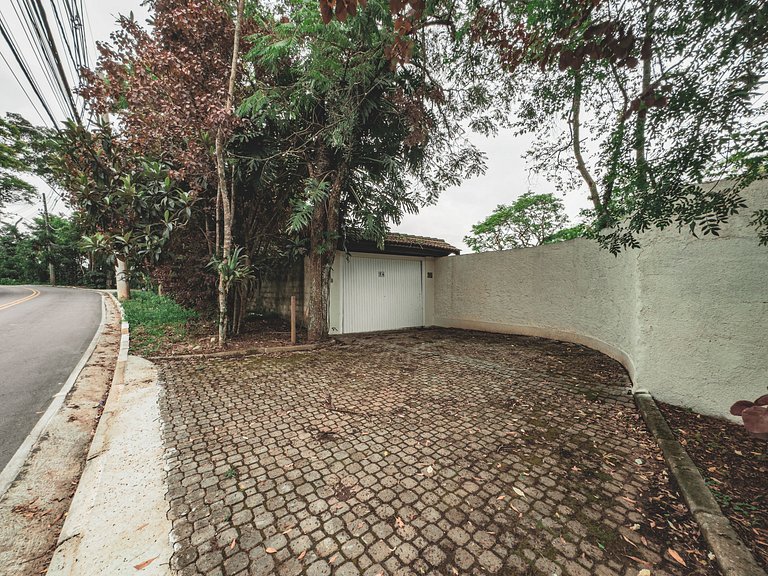 Chalé acolhedor em meio à natureza na Granja Viana