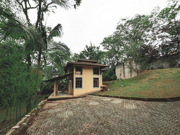 Chalé acolhedor em meio à natureza na Granja Viana