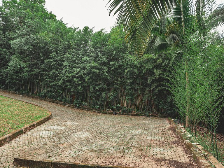 Chalé acolhedor em meio à natureza na Granja Viana