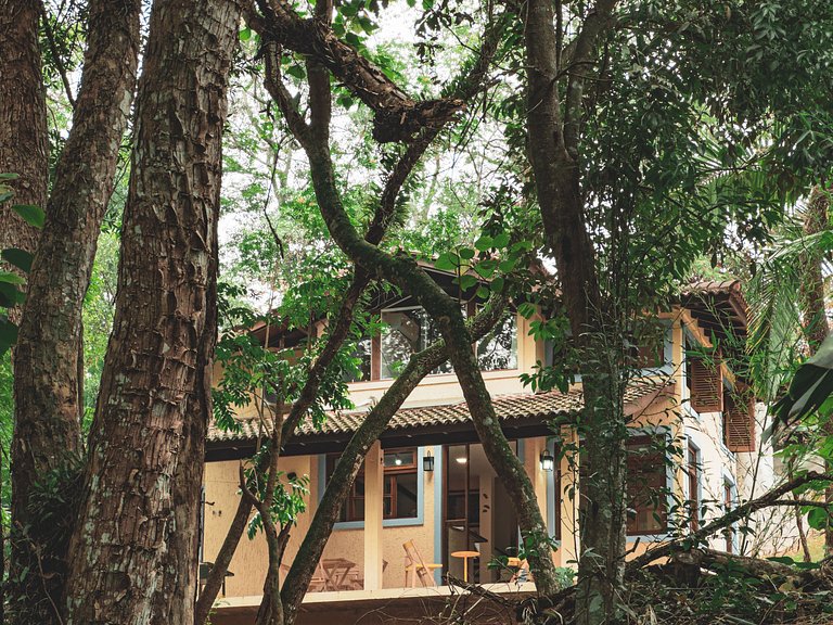 Chalé acolhedor em meio à natureza na Granja Viana