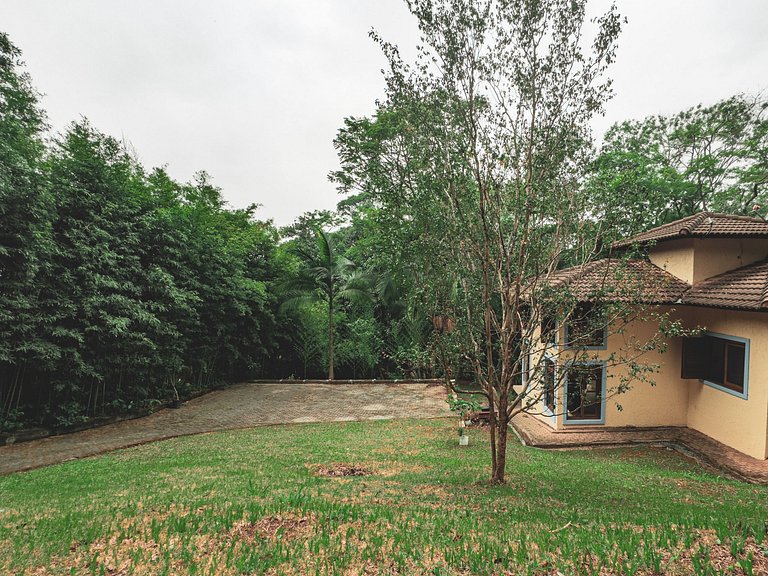 Chalé acolhedor em meio à natureza na Granja Viana