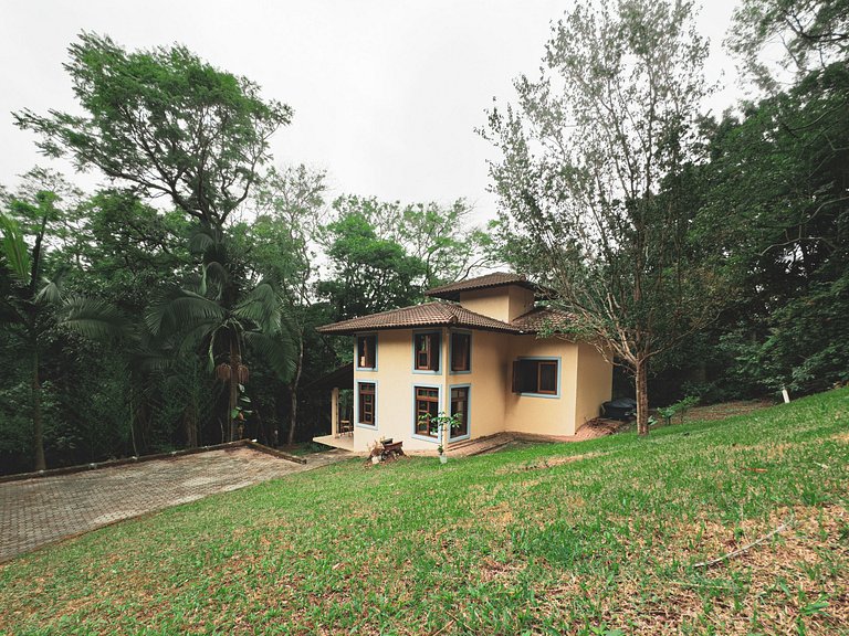 Chalé acolhedor em meio à natureza na Granja Viana