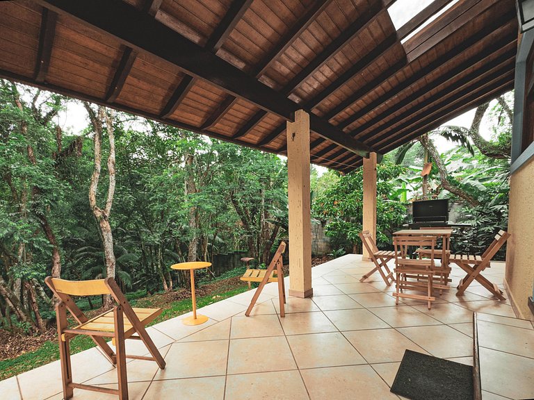 Chalé acolhedor em meio à natureza na Granja Viana