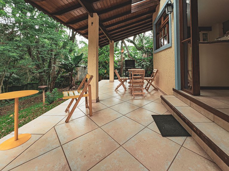 Chalé acolhedor em meio à natureza na Granja Viana