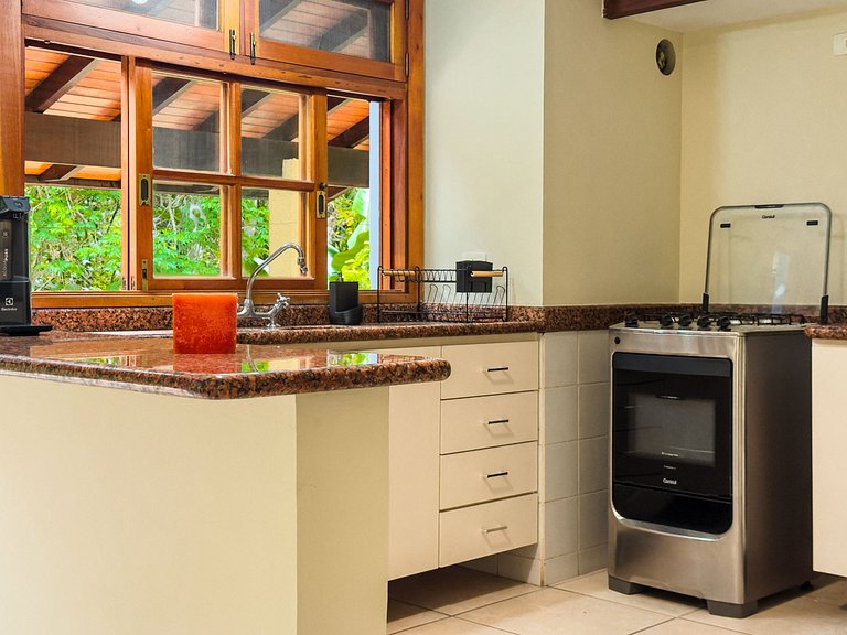 Chalé acolhedor em meio à natureza na Granja Viana