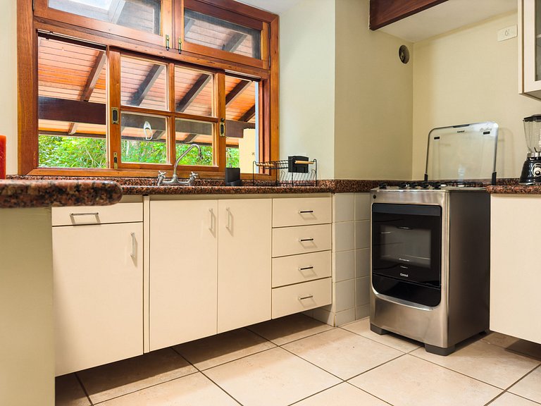 Chalé acolhedor em meio à natureza na Granja Viana