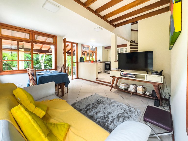 Chalé acolhedor em meio à natureza na Granja Viana