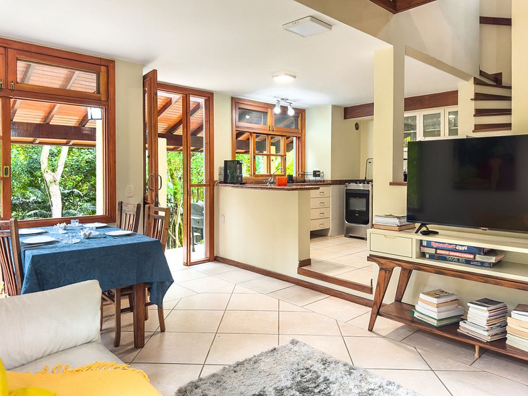 Chalé acolhedor em meio à natureza na Granja Viana