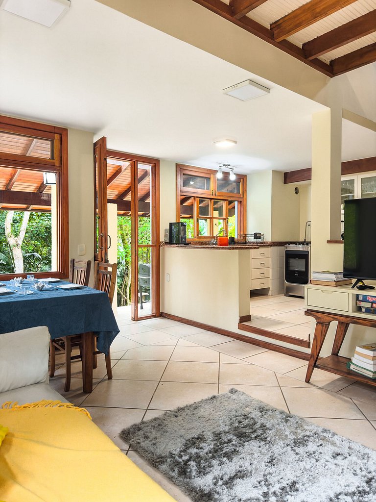 Chalé acolhedor em meio à natureza na Granja Viana