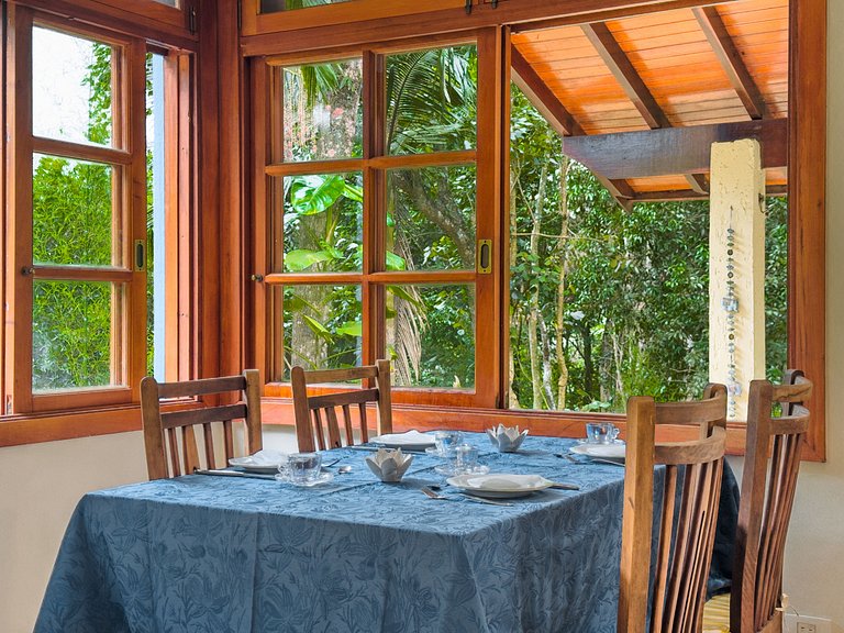 Chalé acolhedor em meio à natureza na Granja Viana