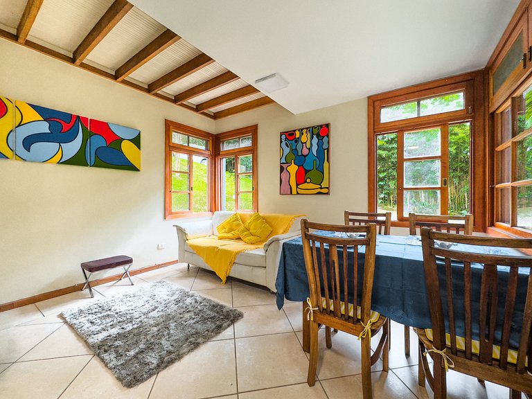 Chalé acolhedor em meio à natureza na Granja Viana