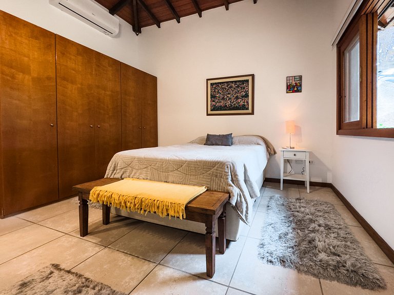 Chalé acolhedor em meio à natureza na Granja Viana