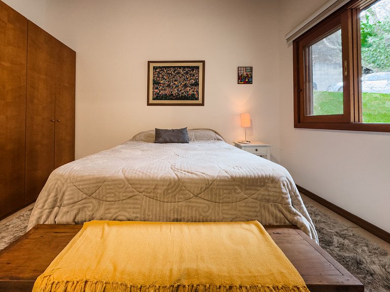 Chalé acolhedor em meio à natureza na Granja Viana