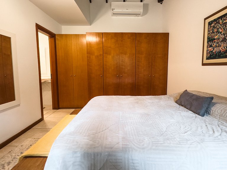 Chalé acolhedor em meio à natureza na Granja Viana