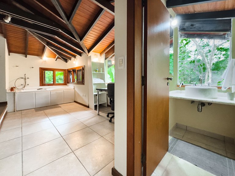 Chalé acolhedor em meio à natureza na Granja Viana