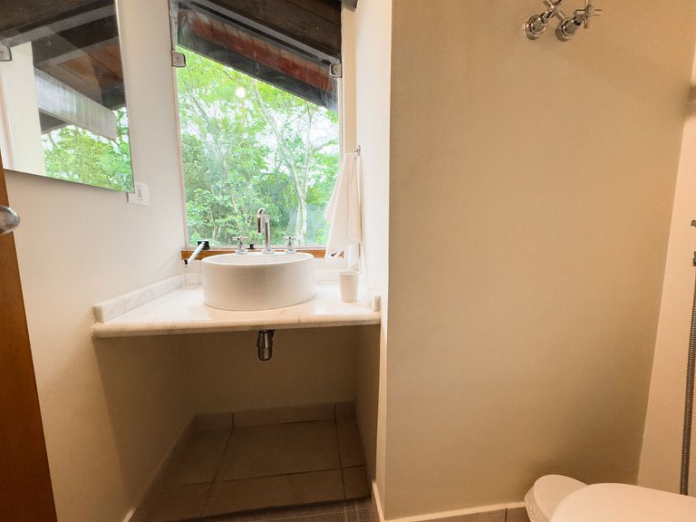 Chalé acolhedor em meio à natureza na Granja Viana