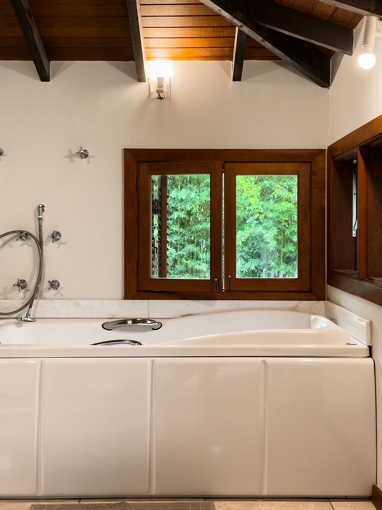 Chalé acolhedor em meio à natureza na Granja Viana