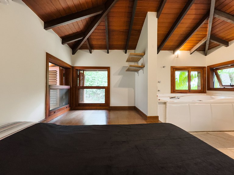 Chalé acolhedor em meio à natureza na Granja Viana