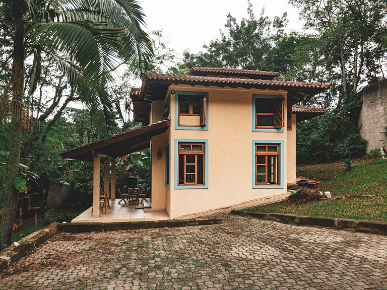 Chalé acolhedor em meio à natureza na Granja Viana