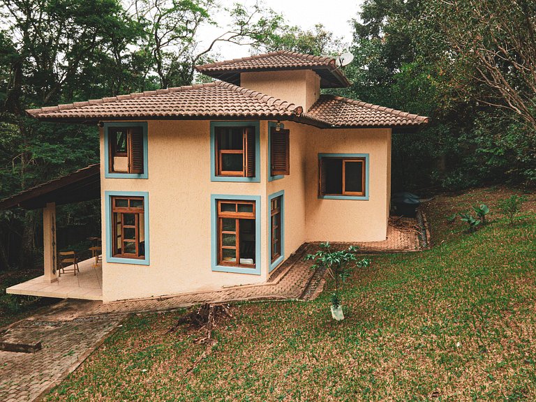 Chalé acolhedor em meio à natureza na Granja Viana