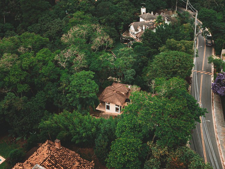 Chalé acolhedor em meio à natureza na Granja Viana