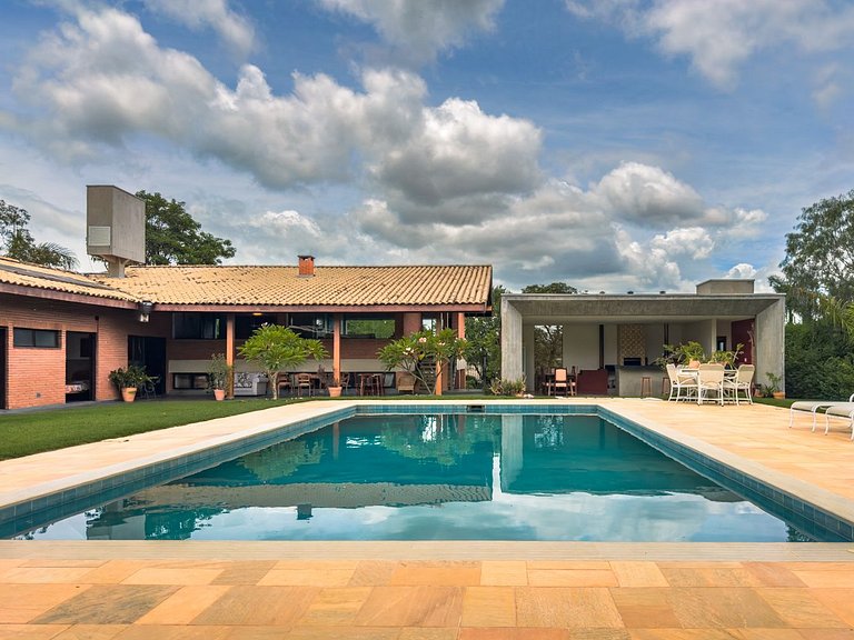 Casa de alto padrão com piscina e 4 suítes em Itu