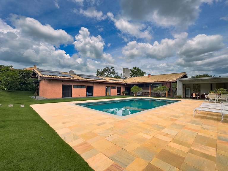 Casa de alto padrão com piscina e 4 suítes em Itu