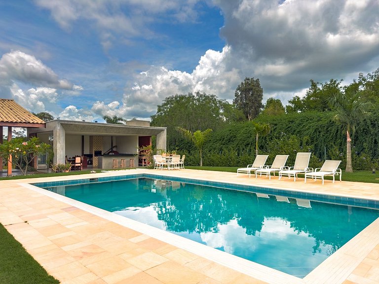 Casa de alto padrão com piscina e 4 suítes em Itu