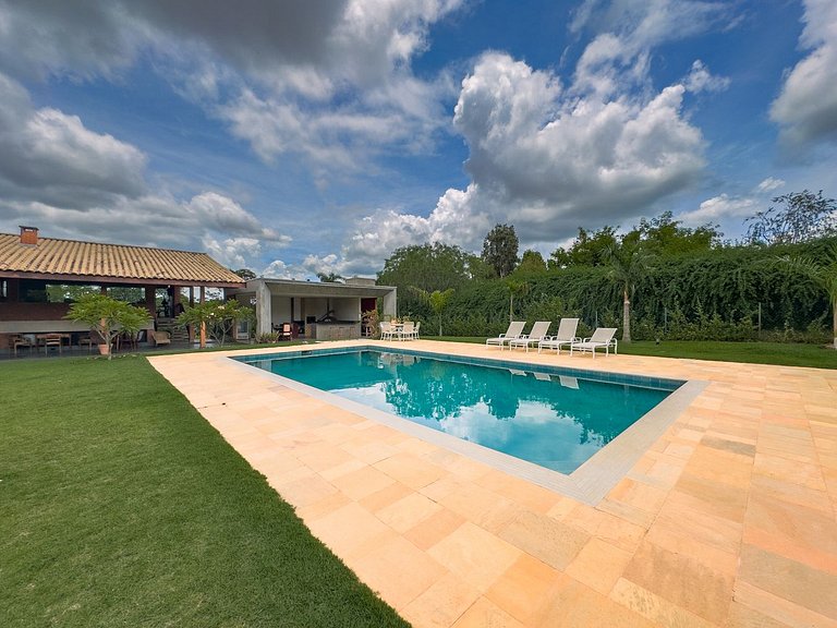 Casa de alto padrão com piscina e 4 suítes em Itu