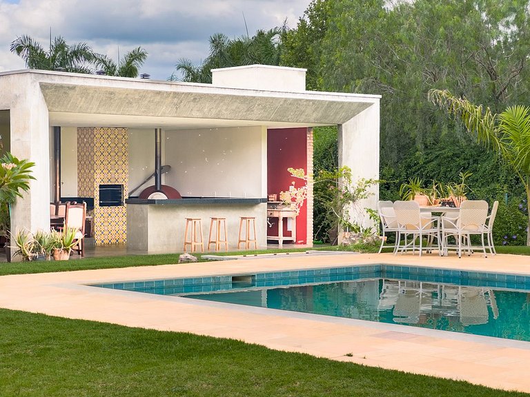 Casa de alto padrão com piscina e 4 suítes em Itu