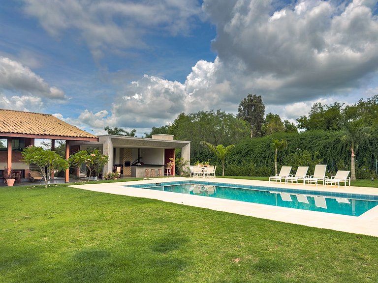 Casa de alto padrão com piscina e 4 suítes em Itu