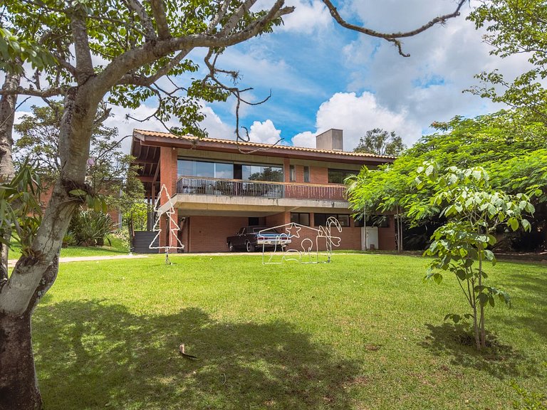 Casa de alto padrão com piscina e 4 suítes em Itu